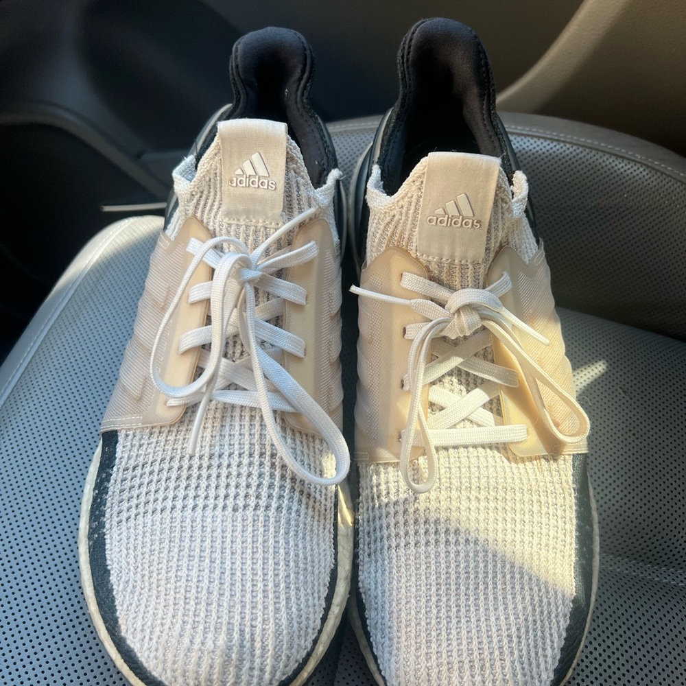 Men’s Adidas Ultra boost 21 white and Black Sneakers 10.5